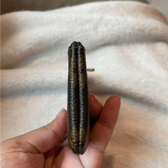 Authentic Louis Vuitton Key Cles in Monogram - Picture 5 of 11